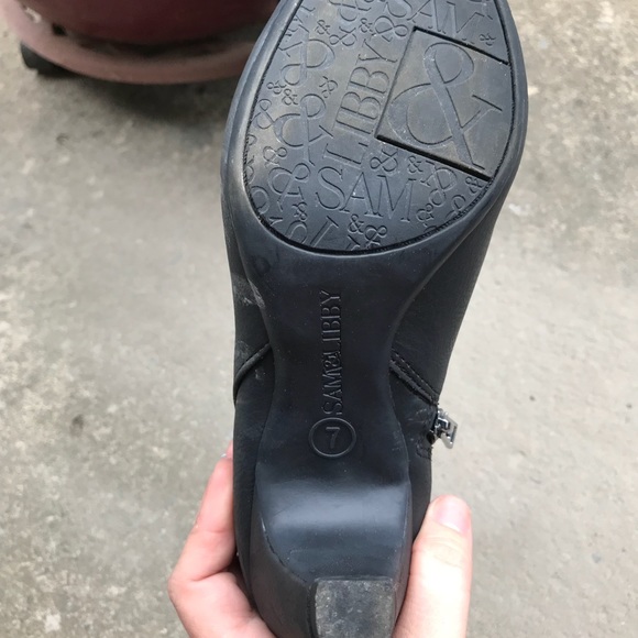 Black bootie shoes with buckles on side. - Picture 4 of 4